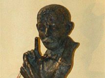 Bronzová busta libereckého rodáka Vlasty Buriana na liberecké radnici.