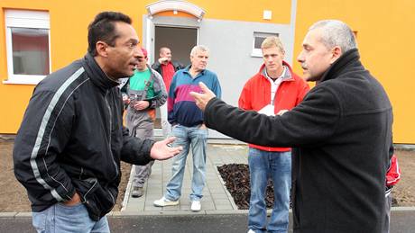 Starosta a senátor Zdenk Janalík pedává klíe od nového bydlení Romm v Holeov.