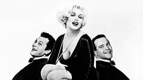 Tony Curtis (vlevo), Marilyn Monroe a Jack Lemmon pro film Nkdo to rád horké