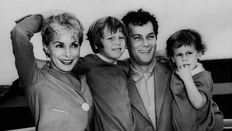 Tony Curtis s manelkou Janet Leighovou a dcerami Kelly a Jamie