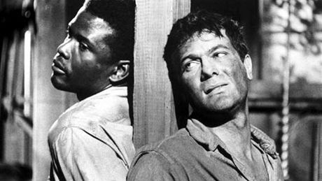 Tony Curtis a Sidney Poitier ve filmu Útk v etzech (1958)