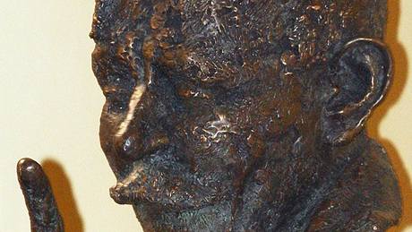 Bronzová busta libereckého rodáka Vlasty Buriana na liberecké radnici.