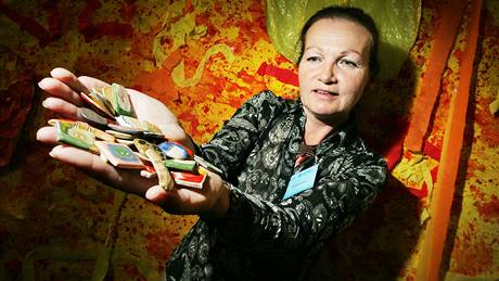 5. roník soute ivnostník roku v Jihoeském kraji vyhrála Miloslava Laiblová, která spolu s manelem ve Strakonicích vyrábí a prodává umlecké knoflíky.