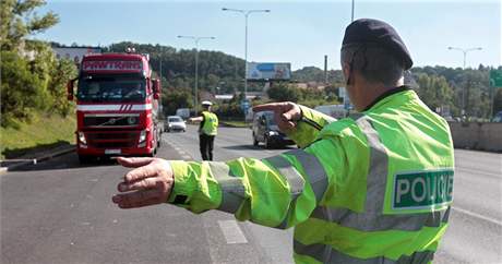 Policisté zastavují kamiony, které vjely na Jiní spojku.