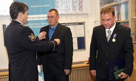 Policejní prezident Oldich Martin vyznamenal spolu s ministrem vnitra Radkem Johnem policisty, kteí zasahovali pi pepadení smnárny v Krnov. (9. íjna 2010)