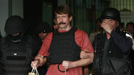 Obchodnk se smrt Viktor Bout u thajskho soudu (4. jna 2010)