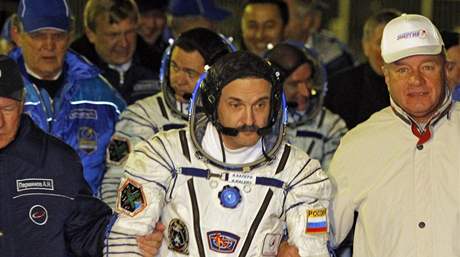 Kosmonauti Alexandr Kaleri, Oleg Skripoka a Scott Kelly ped startem Sojuzu TMA-M 