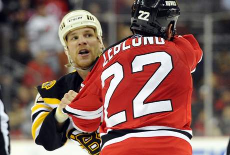 Shawn Thornton pi bitce s Leblondem z New Jersey