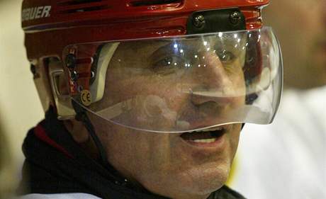 Lubomír Hrstka - otec Boby centra - se po návratu z vězení v prosinci 2005 objevil při hokejové exhibici v hale Rondo.