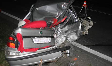 idi tohoto osobního auta, které se srazilo u Nového Jiína s kamionem, se dalí smrtelnou obtí nestal - vyvázl bez zranní.