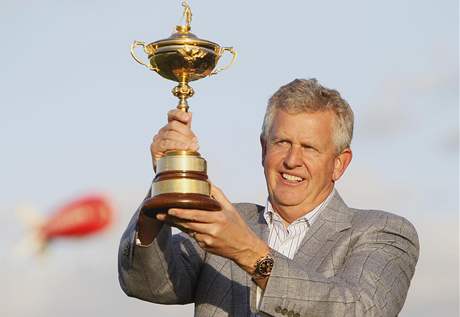 Evropský kapitán Colin Montgomerie s trofejí pro víteze Ryder Cupu.