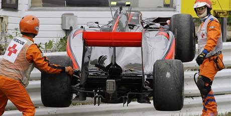 Lewis Hamilton naboural svj monopost McLaren v úvodním tréninku GP Japonska.