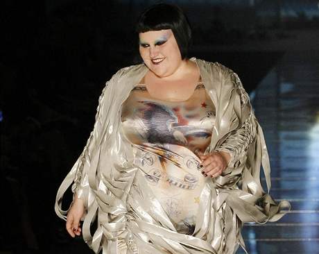 Zpvaka Beth Ditto v modelu Jean-Paula Gaultiera