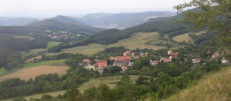 Obec Hlinná v malebném prostedí eského Stedohoí.