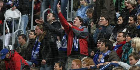 JAKÁ RUKA? Fanouci Olomouce gestikulují na rozhodího, protoe se jim nelíbí, e odpískal penaltu.
