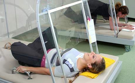 Beáta a Markéta cvičí ve speciálních mechanoterapeutických lůžkách
