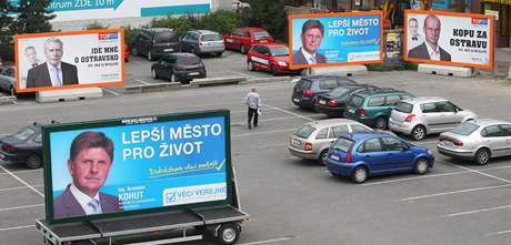 Centrální ostravské parkovit je obsypané pedvolebními billboardy kandidát Vcí veejných a TOP 09.