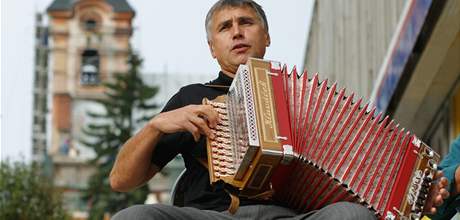Starosta Chodova Josef Hora zahrál pi pedvolební akci na harmoniku.