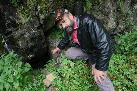 Bývalý starosta Jiíkova na Bruntálsku Jií Halouzka narazil ped deseti lety pi plánování parkovit na informace o zdejím jeskynním systému.