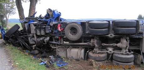 idi nákladního auta nepeil nehodu u Knic na Jihlavsku. Narazil do stromu.