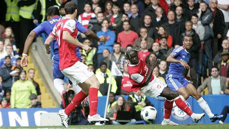 PARDN KOUSEK. Didier Drogba, tonk Chelsea, stl efektn gl do st Arsenalu.