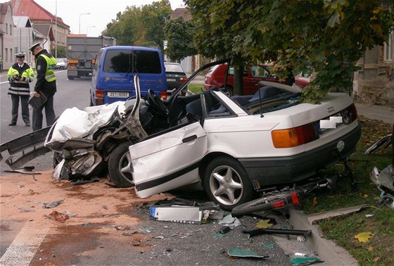 Nákladní auto smetlo osobní vz a cyklistku.