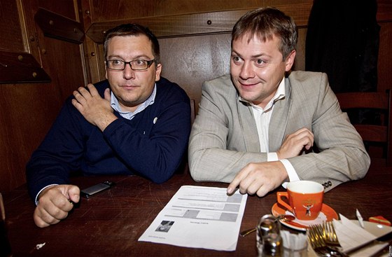 Kandidáti TOP 09 chtějí žalovat starostu Dalibora Mlejnského (vpravo) pro pomluvu. Řekl, že za sledováním politiků stojí oni.