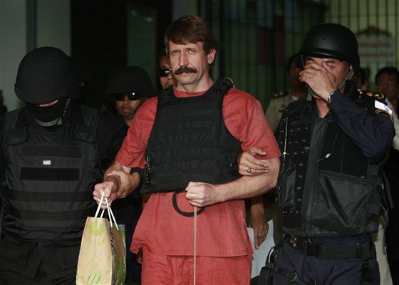 Obchodník se smrtí Viktor But u thajského soudu (4. íjna 2010)