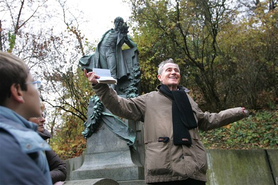 Jan Tíska recituje Máj u Máchovy sochy na praském Petín.
