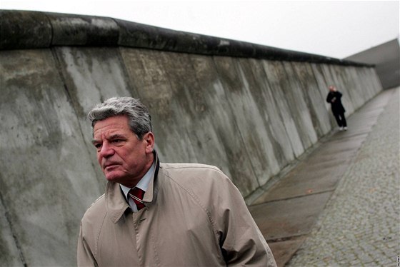 Joachim Gauck ped nkdejí berlínskou zdí