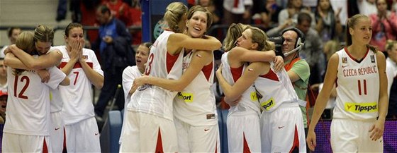 OSLAVY. eské basketbalistky slaví postup do finále mistrovství svta.
