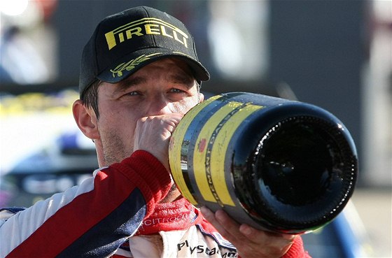 Automobilový ampion Sébastien Loeb oslavuje zisk sedmého titulu mistra svta v ad