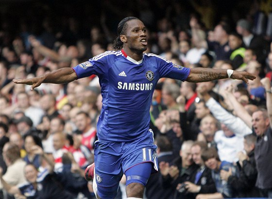 A JE TAM. Didier Drogba, kanonýr Chelsea, se raduje z gólu