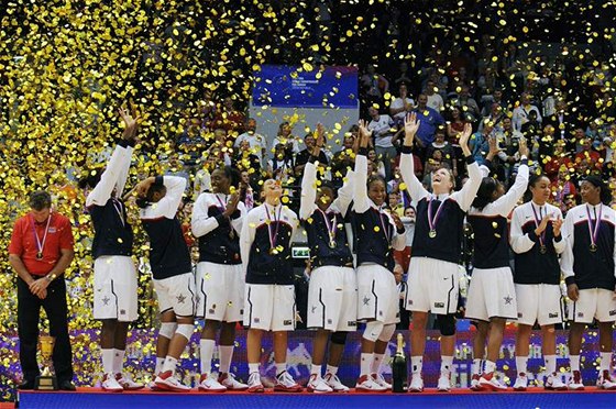 NEJLEPÍ. Americké basketbalistky slaví osmý titul mistry svta, ve finále v Karlových Varech porazily eský tým.