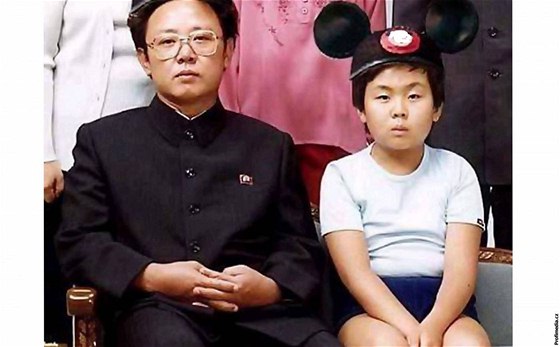 Drahý vdce Kim ong-il a budoucí Mladý generál Kim ong-un s kiltovkou Mickey Mouse aneb rozverné dtství v diktátorov dom