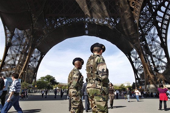 Francouztí vojáci hlídkují pod Eiffelovou ví v Paíi. Francie ped nkolika...