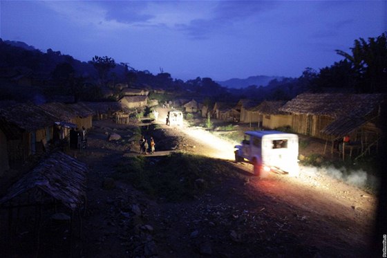 Vesnice Luvungi, kde povstalci znásilnili na pelomu ervence a srpna stovky en, dtí i mu (17. záí 2010) 