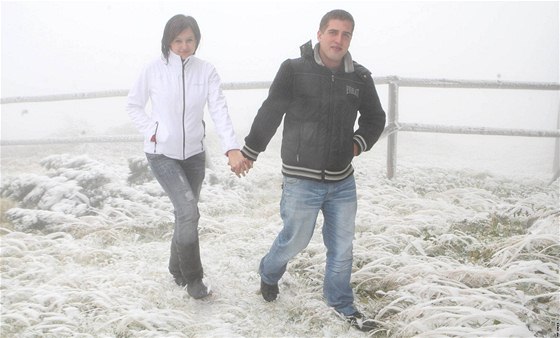 Petra Bílého s pítelkyní Terezou pi výlet na Lysou horu erstvý sníh pekvapil.