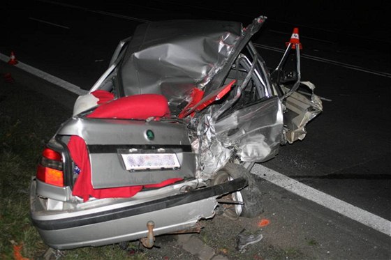 idi tohoto osobního auta, které se srazilo u Nového Jiína s kamionem, se dalí smrtelnou obtí nestal - vyvázl bez zranní.