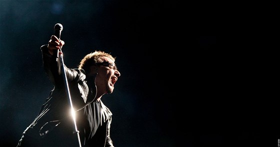 Takhle se do toho zpěvák a frontman kapely U2 Bono „položil“ letos ve Frankfurtu.