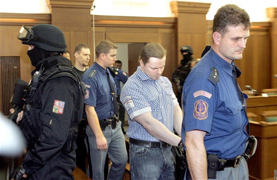 Policisté přivádějí Jaromíra Lukeše (vlevo) a Davida Vaculíka k soudu v Ostravě. (5. října 2010)