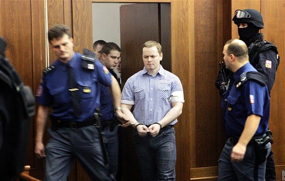 Policisté pivádjí Davida Vaculíka k soudu v Ostrav. (5. íjna 2010)