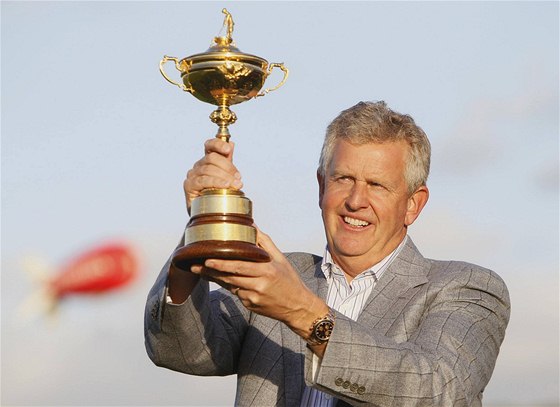 Evropský kapitán Colin Montgomerie s trofejí pro víteze Ryder Cupu.