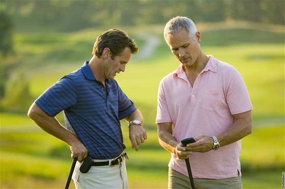 Urychlí chytrý mobilní telefon na golfu hru, nebo ji naopak zdrí?