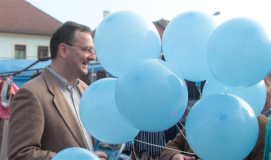 Závr volební kampan ped senátními a komunálními volbami staví ODS pln na premiérovi Petru Neasovi.