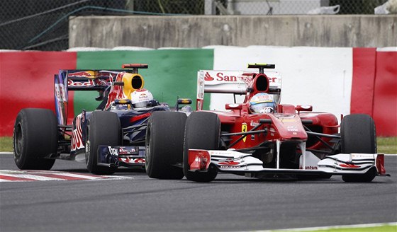 Nejrychlejí jezdec prvního tréninku Vettel se snaí dostat pes Alonsa na Ferrari.