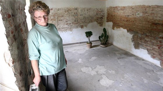 Marta Holcová z Vísky tvrdí, e obnova jejího domu do pvodního stavu bude trvat minimáln do jara 2011.