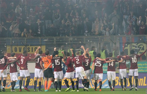 OSLAVA. Sparantí fotbalisté slaví se svými fanouky výhru nad Olomoucí.