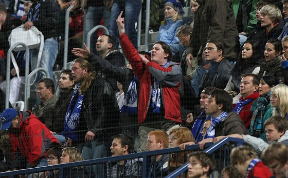 JAKÁ RUKA? Fanouci Olomouce gestikulují na rozhodího, protoe se jim nelíbí, e odpískal penaltu.