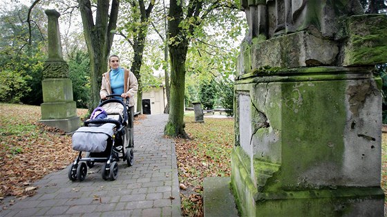 Pavlína Kníová s dcerou Julií z Bechyn pi procházce v parku.